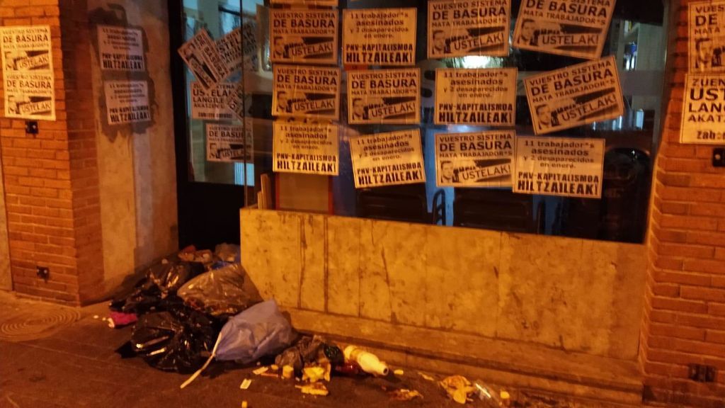 Bolsas de basura y excrementos a las puertas de un batzoki