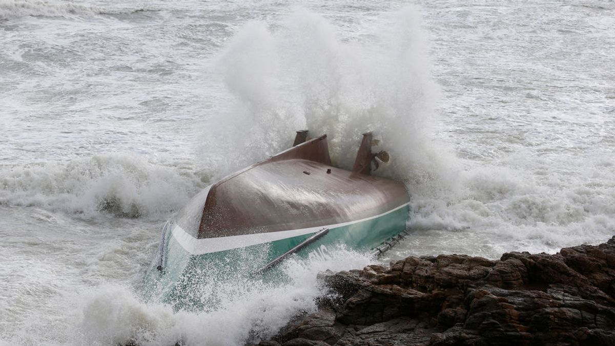 Nuevo naufragio en Galicia por el temporal: las olas de 7 metros dejan un desaparecido