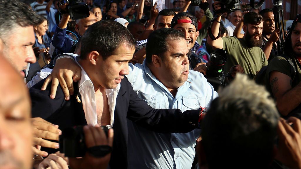 Guaidó regresa a Venezuela entre empujones de sus críticos  y los apretones de mano de sus simpatizantes
