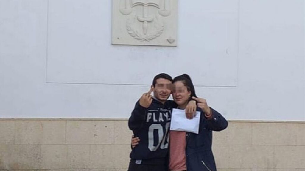 La Guardia Civil vuelve a detener por tráfico de drogas al joven que hizo una peineta en los juzgados de Chiclana La Guardia Civil vuelve a detener por tráfico de drogas al joven que hizo una peineta en los juzgados de Chiclana
