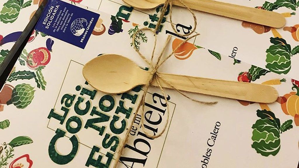 Una joven sevillana recauda 4.000 euros para una ONG con un libro de recetas ‘de abuela’: “Un potaje de lentejas es algo que todo joven debería saber hacer”