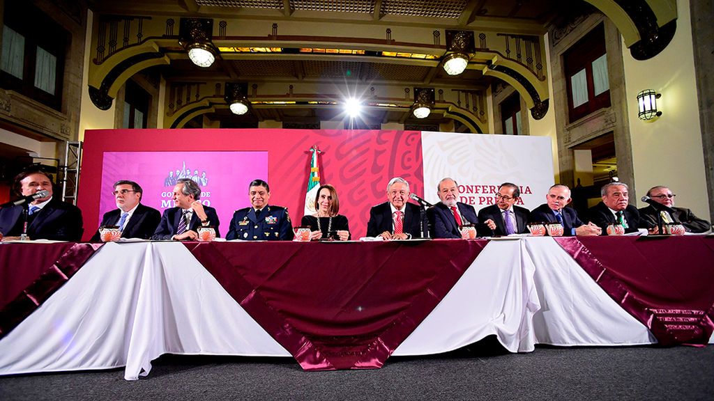 El presidente mexicano, Andrés Manuel López Obrador, en el centro, con corbata roja, y a su izquierda Carlos Slim.,