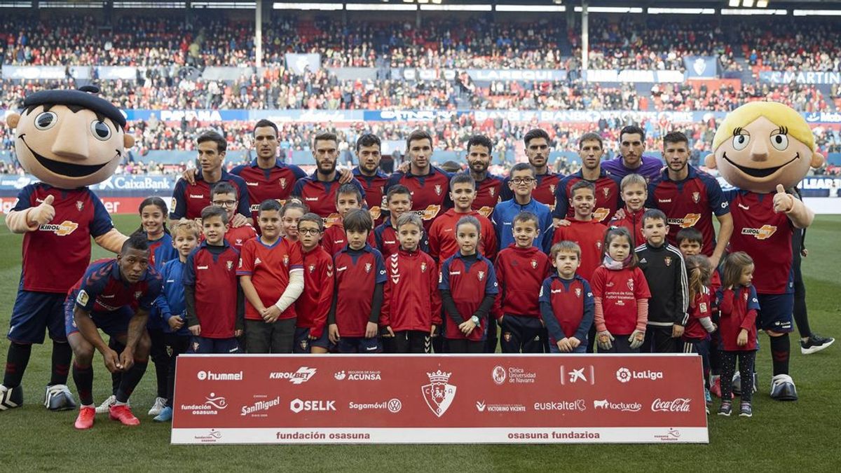 Canteranos, patrocinadores o amigos, pero todos gratis: los niños no pagan por acompañar a los futbolistas