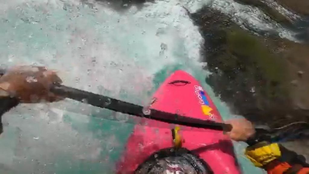 Se juega literalmente la vida al saltar en kayak desde una cascada en Chile