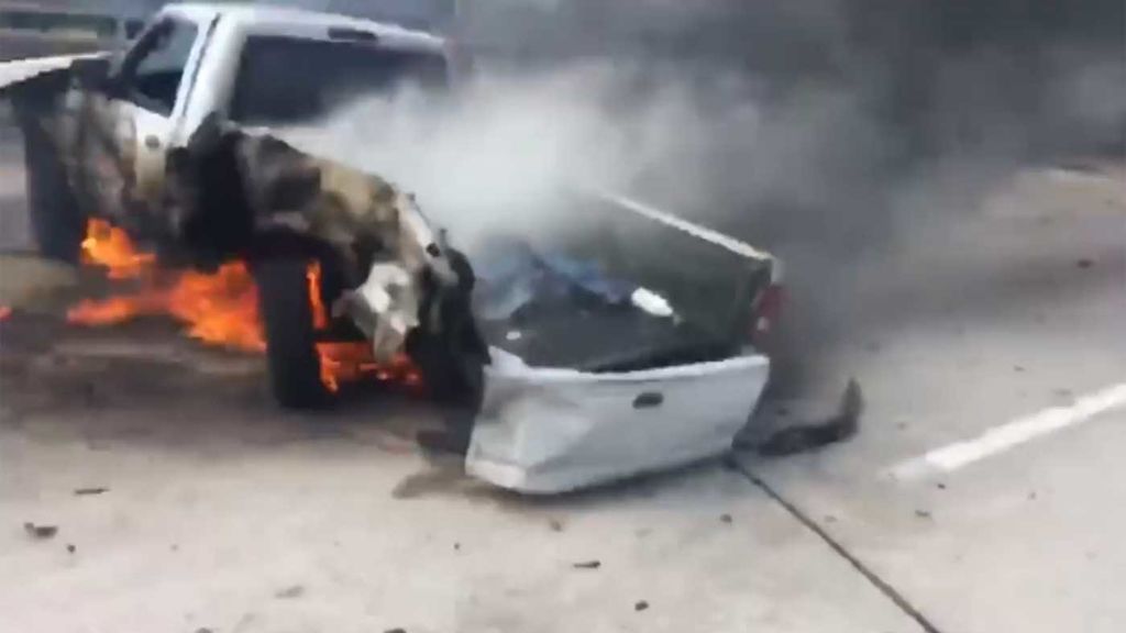 Rescatan a un conductor atrapado en su coche en llamas