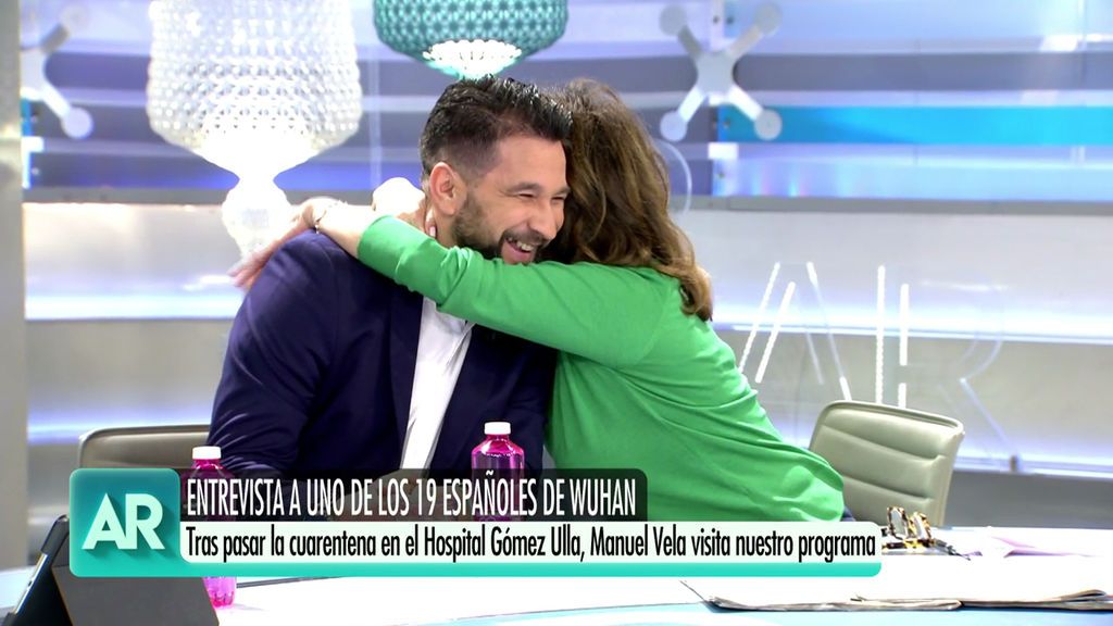 Ana Rosa abraza a Manuel Vela, uno de los 19 repatriados a España por el coronavirus