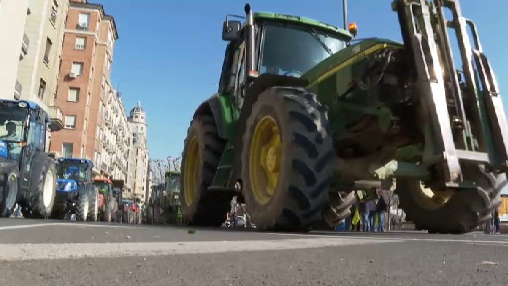 Miles de tractores cortan las carreteras españolas por la dignidad de la agricultura