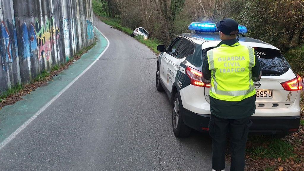 El ladrón más torpe de la semana: roba una botella de whisky de una furgoneta, invita a chupitos y se deja su bufanda en el interior tras tener un accidente El ladrón más torpe de la semana: roba una botella de whisky de una furgoneta, invita a chupitos y se deja su bufanda en el interior tras tener un accidente