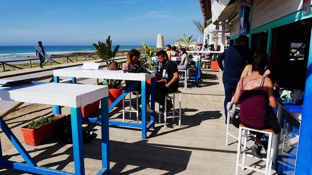 Una terraza en la playa del Palmar, Cádiz