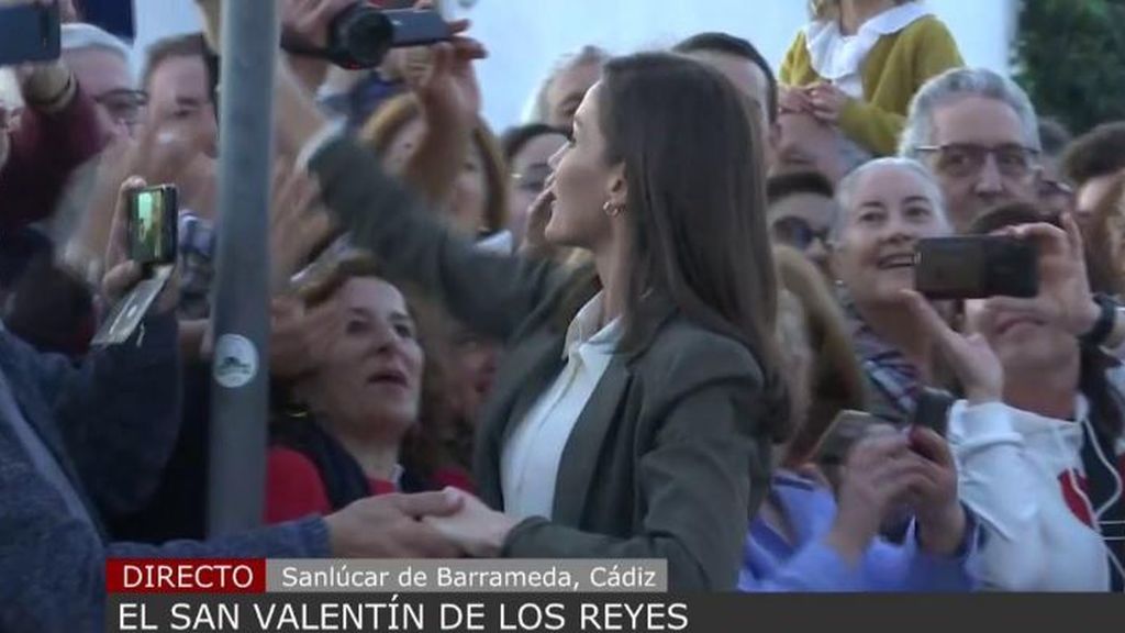 Doña Letizia se salta el protocolo para saludar a los ciudadanos