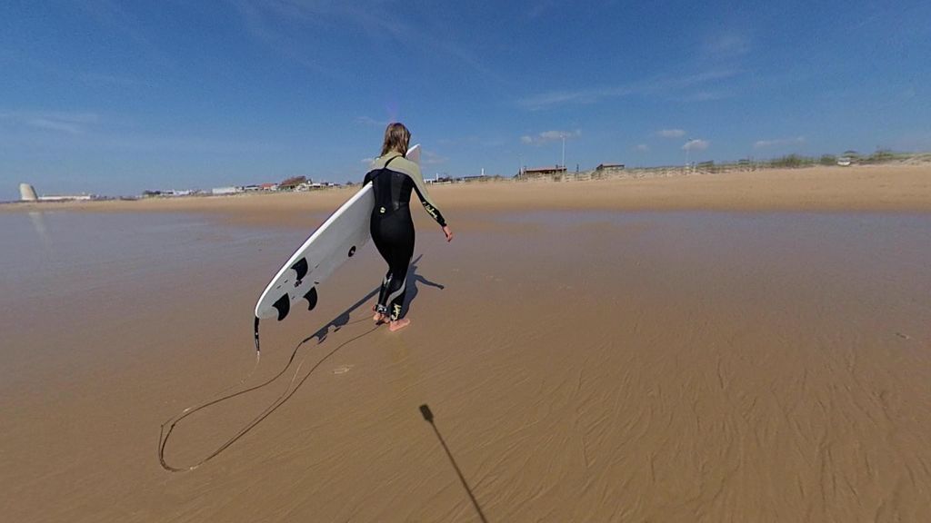 Una surfista en la playa del Palmar