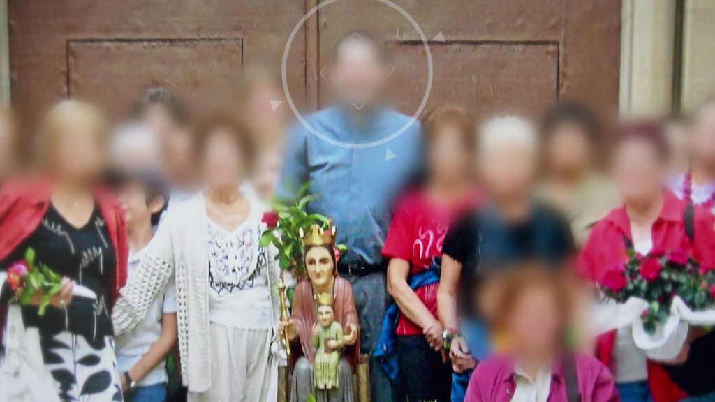 El cura David Vargas con las mujeres de su parroquia