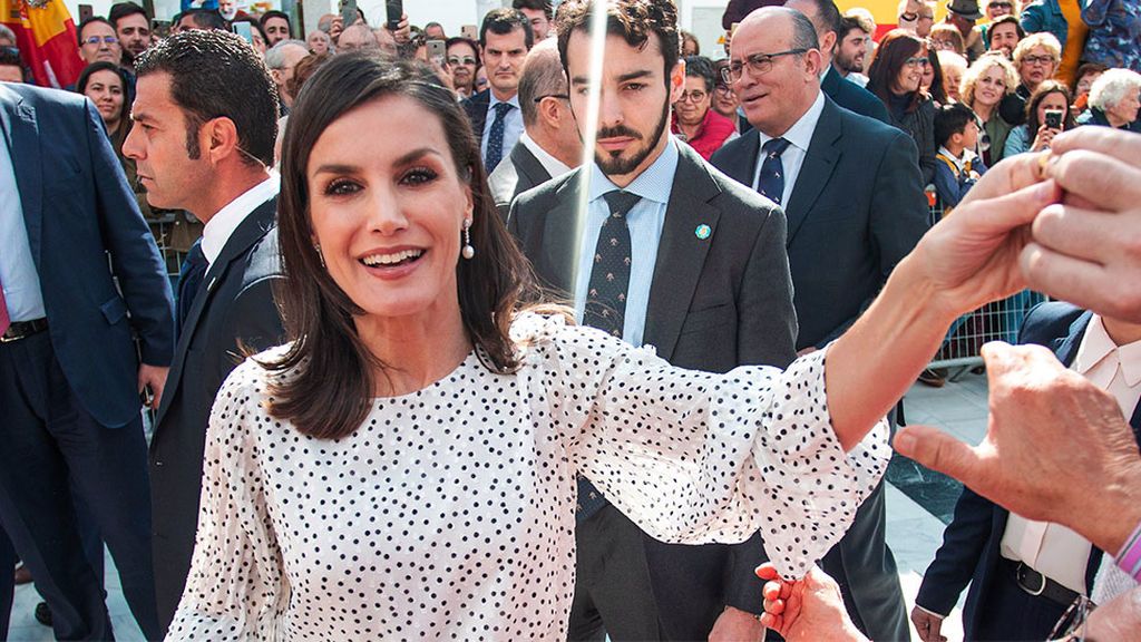 La Reina se salta el protocolo para saludar a un excompañero de TVE La Reina se salta el protocolo para saludar a un excompañero de TVE