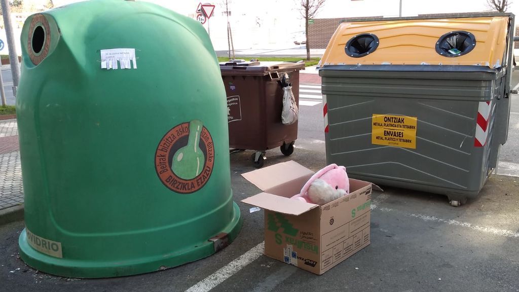 Basura fuera del contenedor en Astigarraga