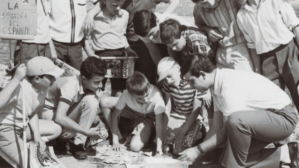 Niños intercambiando cromos en la calle.