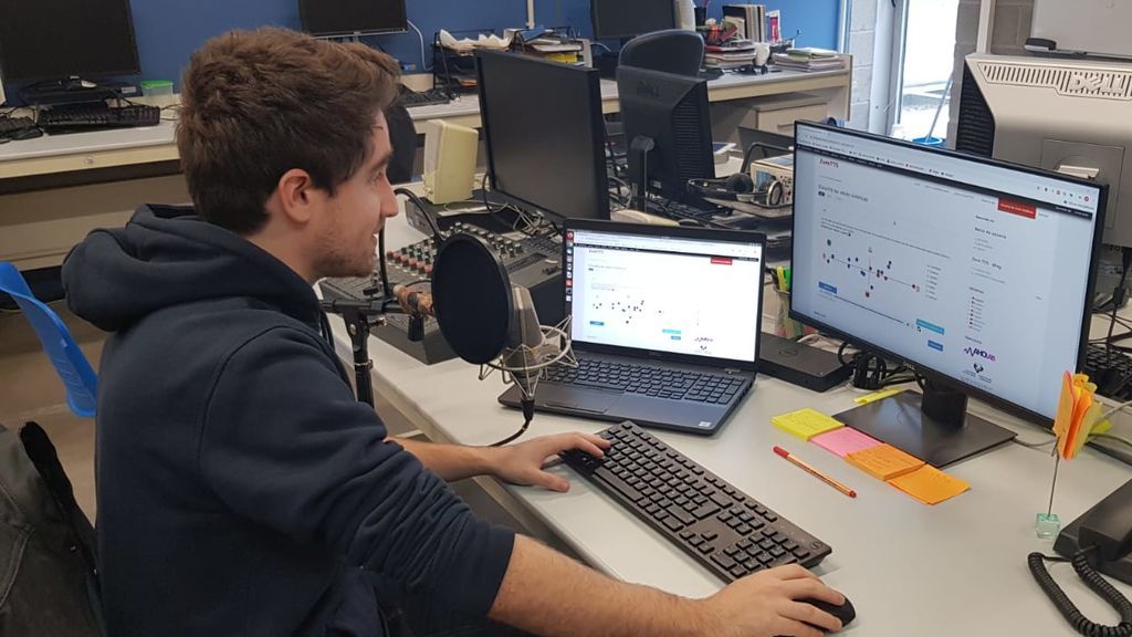 Un donante graba su voz en el laboratorio de Aholab