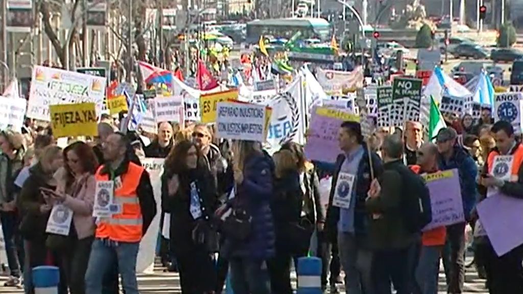 Miles de empleados públicos temporales de toda España se manifiestan en Madrid para reclamar estabilidad laboral