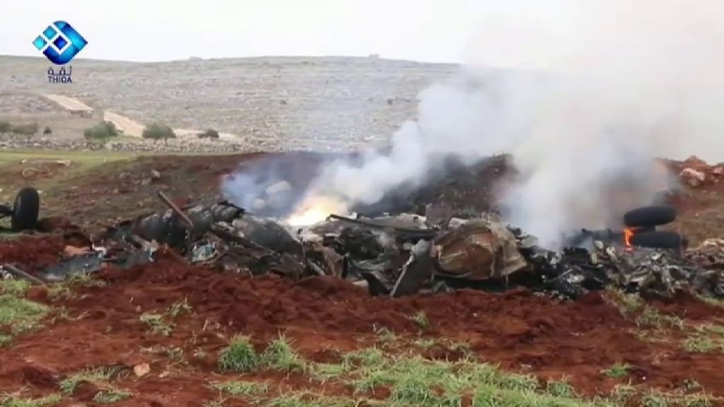 Un grupo de rebeldes derriba junto a las fuerzas turcas un helicóptero en la región siria de Idlib