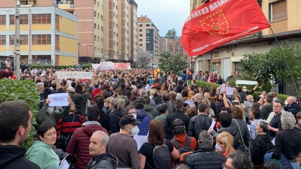 Polémica por el derrumbe en Zaldívar: miles de personas denuncian la gestión de las administraciones