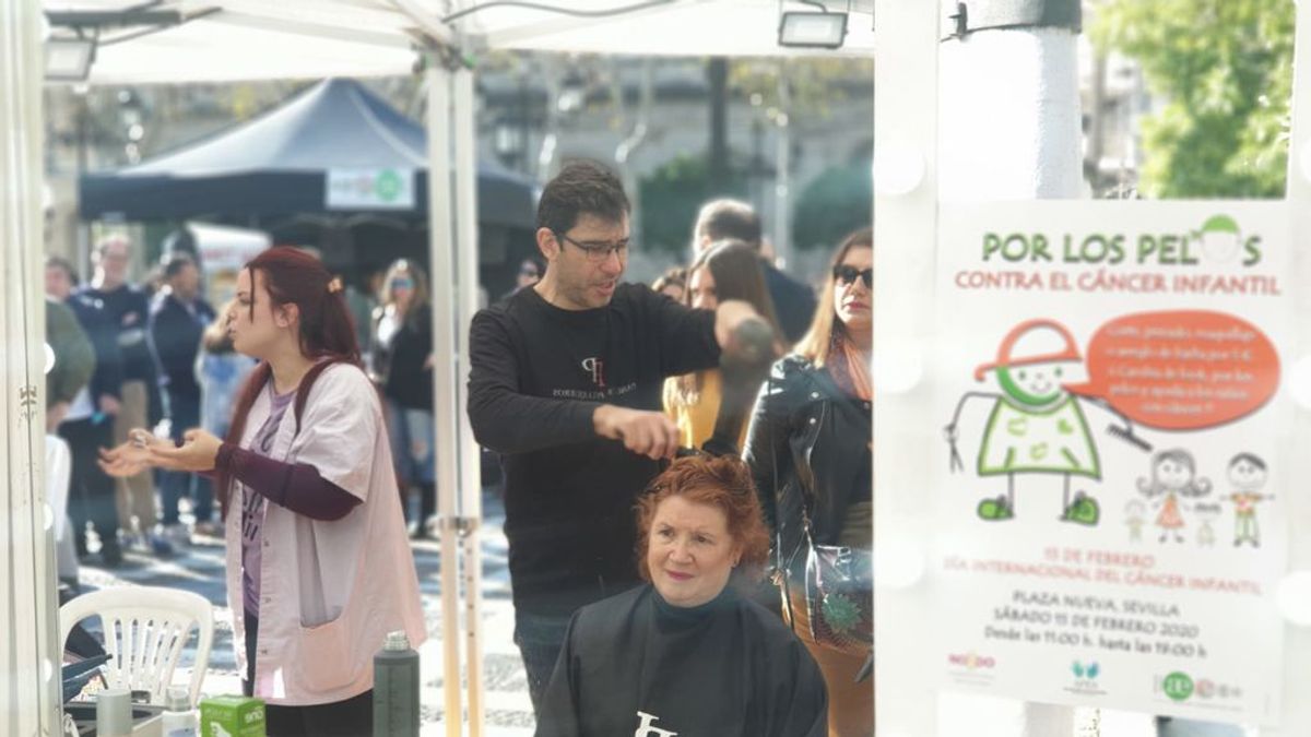 El centro de Sevilla se convierte en una gran peluquería solidaria en el Día Internacional del Cáncer Infantil El centro de Sevilla se convierte en una gran peluquería solidaria en el Día Internacional del Cáncer Infantil