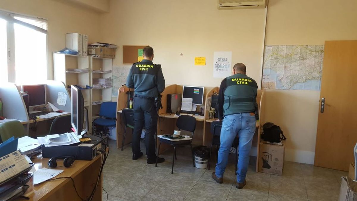 Detenidas 22 personas por estafar unos tres millones de euros a más de 1.500 ancianos de Jaén haciéndose pasar por el Servicio Andaluz de Salud Detenidas 22 personas por estafar unos tres millones de euros a más de 1.500 ancianos de Jaén haciéndose pasar por el Servicio Andaluz de Salud