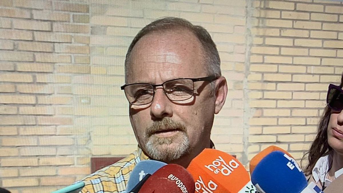 El padre de Marta del Castillo plantea "investigar también la anterior hipoteca de la calle Tharsis" El padre de Marta del Castillo plantea "investigar también la anterior hipoteca de la calle Tharsis"