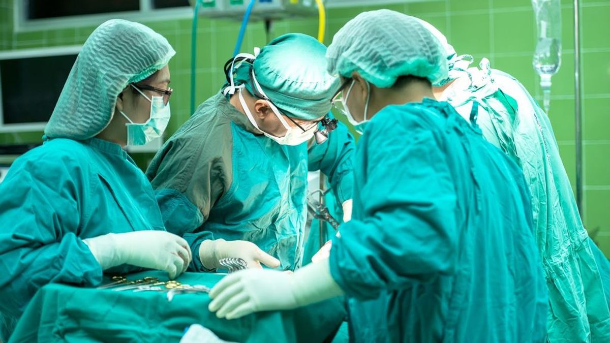 Una mujer se corta accidentalmente con un papel y contrae una bacteria por la que casi le amputan el brazo