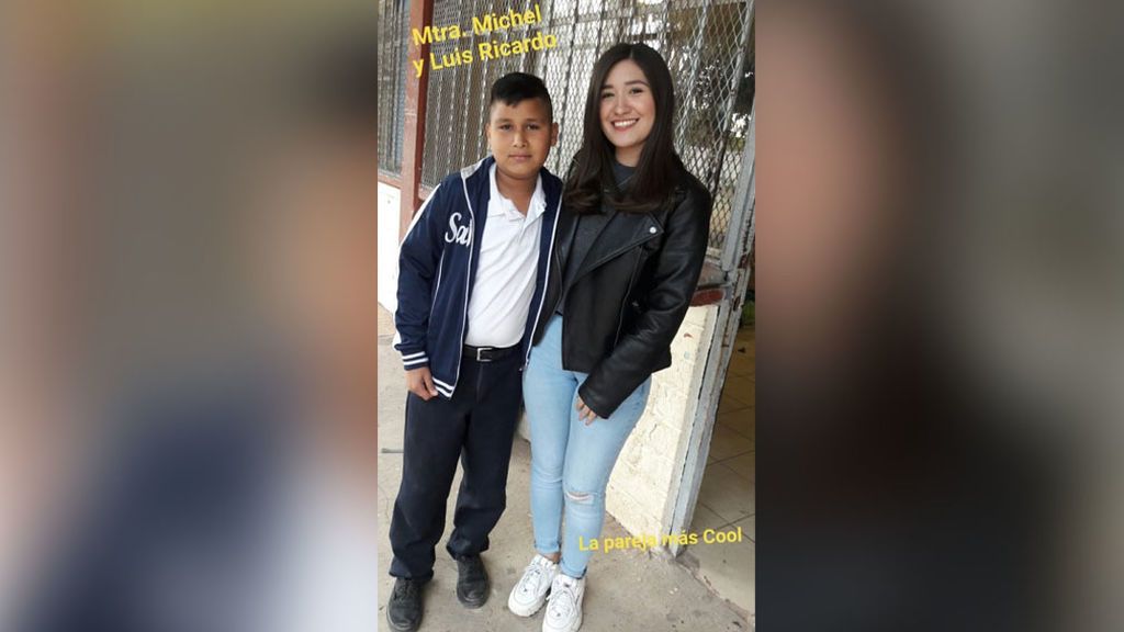 La nobleza de una profesora: posa con un alumno que no encontraba compañera por San Valentín La nobleza de una profesora: posa con un alumno que no encontraba compañera por San Valentín