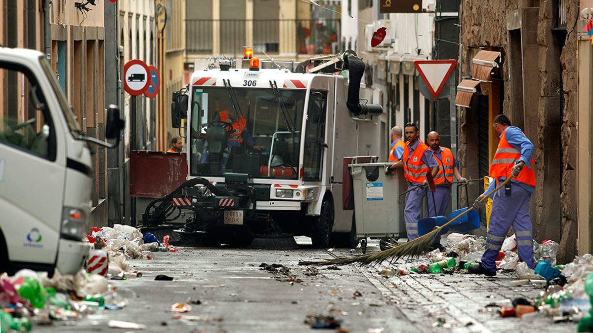 Recogen más de ocho toneladas de basura tras el Carnaval de Las Palmas Recogen más de ocho toneladas de basura tras el Carnaval de Las Palmas