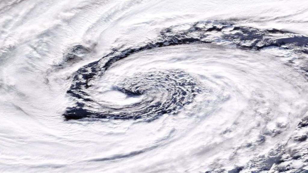 Los meteorólogos advierten sobre la tormenta Dennis: se ha convertido en un 'ciclón bomba'