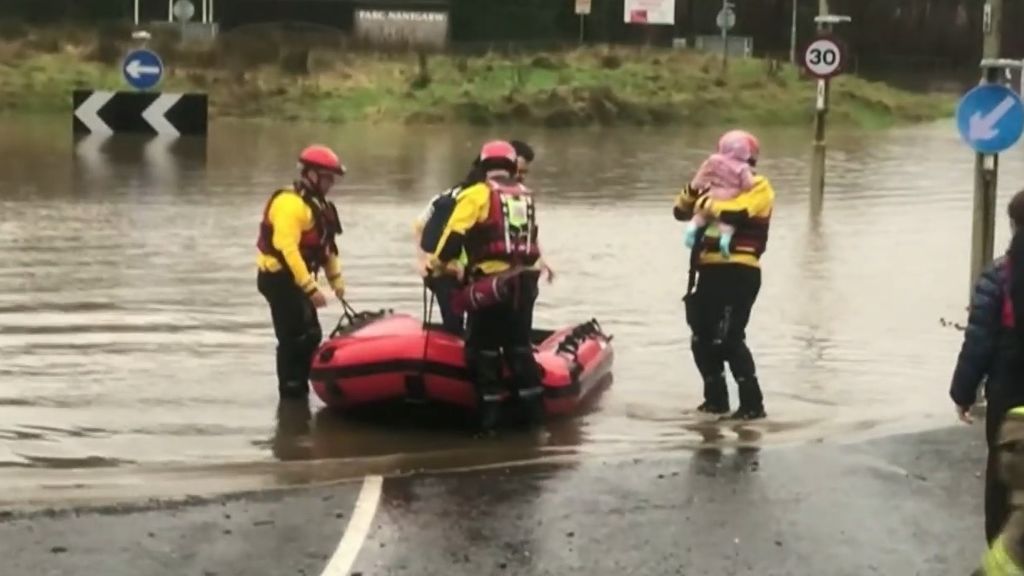 La tormenta Dennis causa estragos en Reino Unido: vuelos cancelados y riesgo de inundaciones