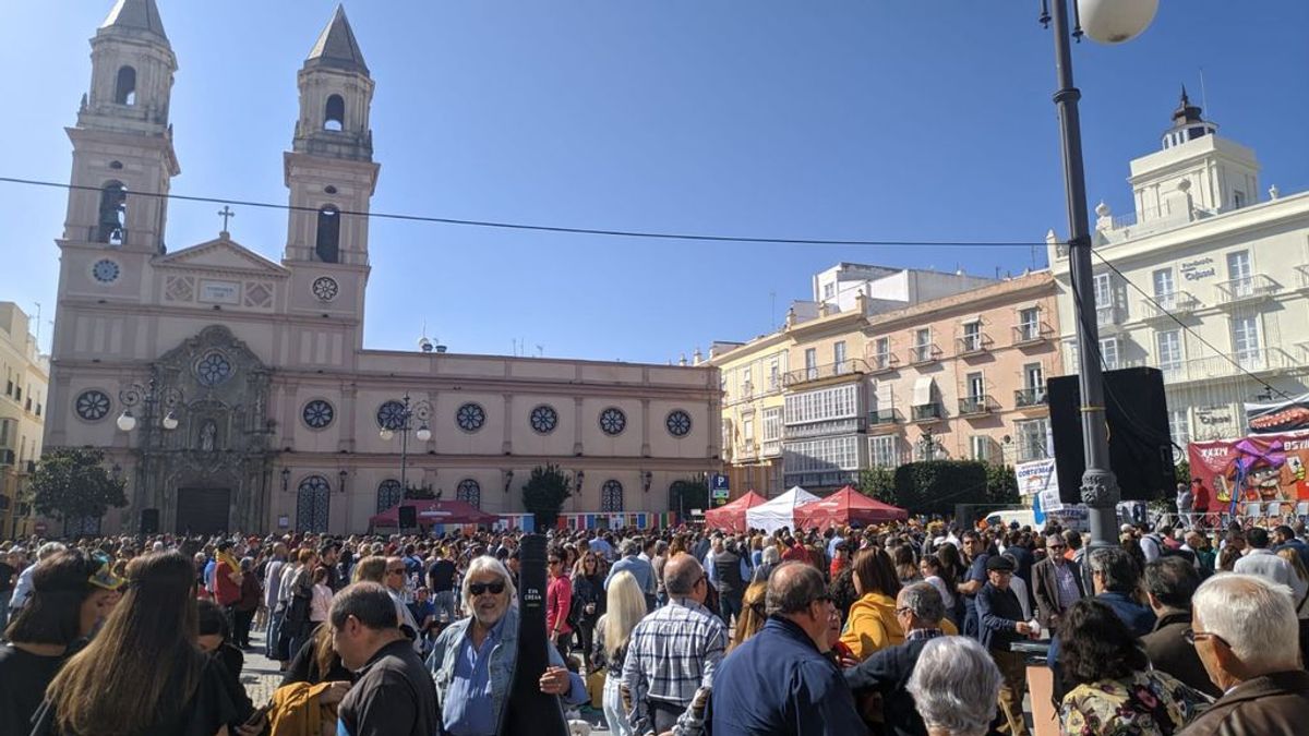 Este domingo se celebra la tradicional Ostionada del Carnaval de Cádiz donde se repartirán gratis más de 6.000 ostras en platos reciclables Este domingo se celebra la tradicional Ostionada del Carnaval de Cádiz donde se repartirán gratis más de 6.000 ostras en platos reciclables