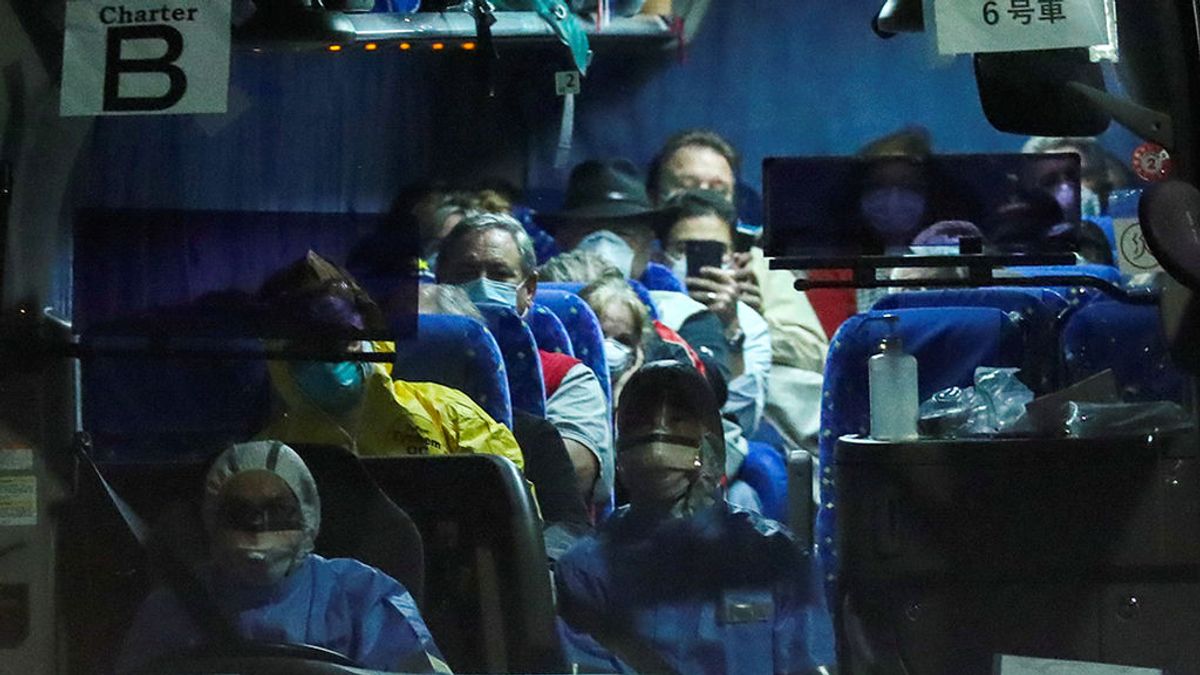 Comienza el desalojo de los pasajeros del crucero 'Diamond Princess' en cuarentena por coronavirus en Japón Comienza el desalojo de los pasajeros del crucero 'Diamond Princess' en cuarentena por coronavirus en Japón