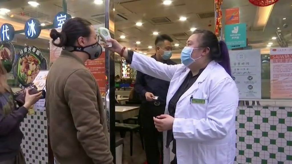 Los restaurantes extreman las medidas de higiene en China para luchar contra el coronavirus