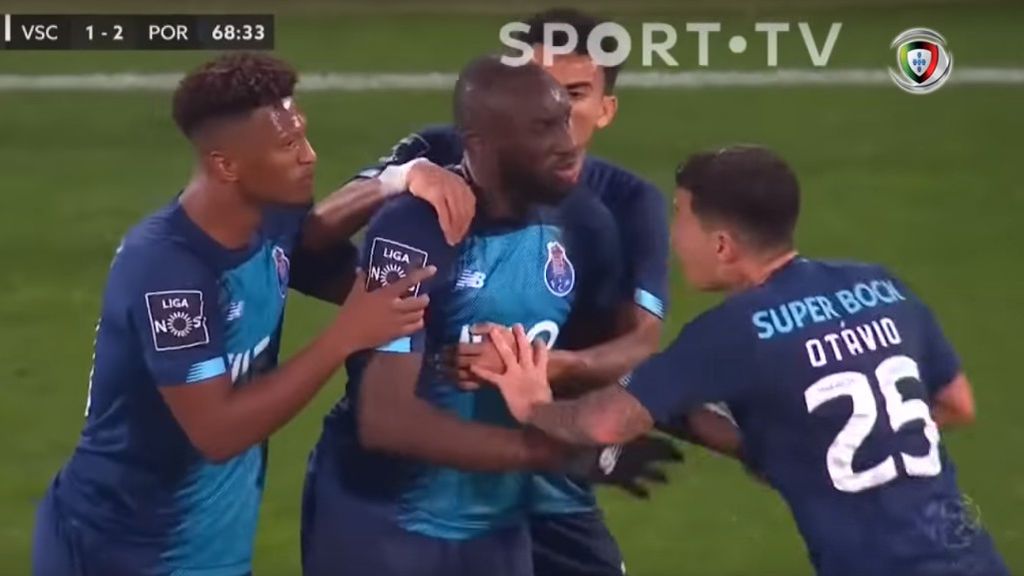 Un futbolista abandona un partido por insultos racistas mientras sus compañeros se lo recriminan Un futbolista abandona un partido por insultos racistas mientras sus compañeros se lo recriminan