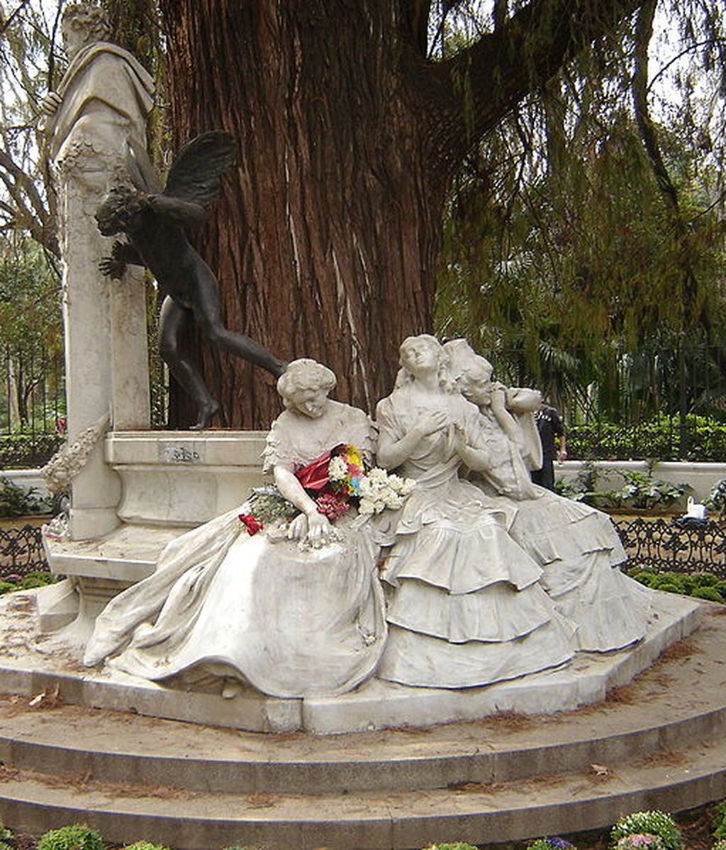 "Amor consumado" a los pies de la estatua de Bécquer en Sevilla