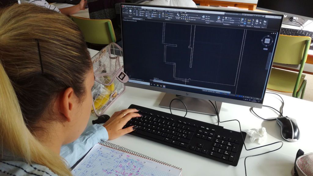 Alumna trabajando en el CIFP Valentín Paz Andrade de Vigo