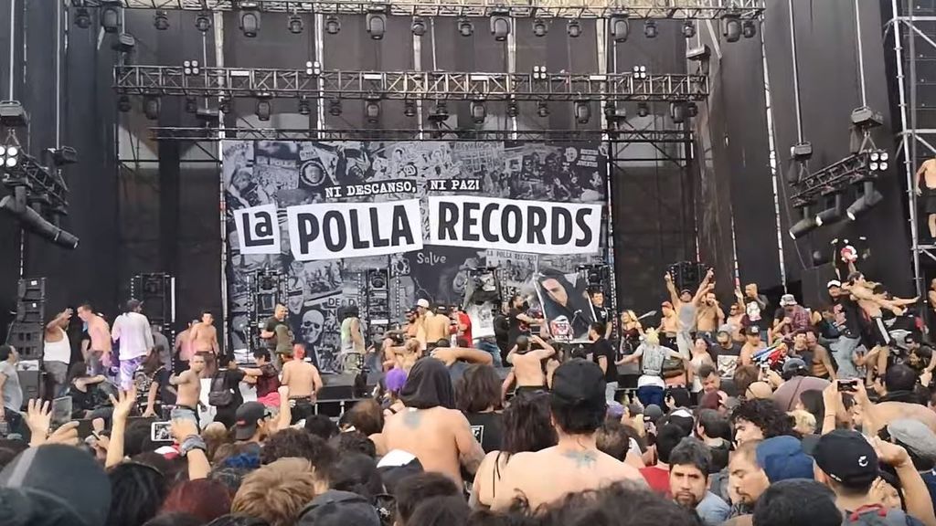 Suspendido el caótico concierto de La Polla Records en Chile por invasión del escenario Suspendido el caótico concierto de La Polla Records en Chile por invasión del escenario