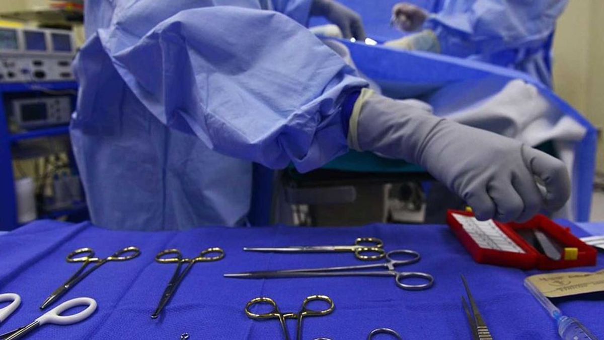 Condenan a un cirujano de Málaga que dejó que su paciente se hiciera sola las curas tras operarle el pecho