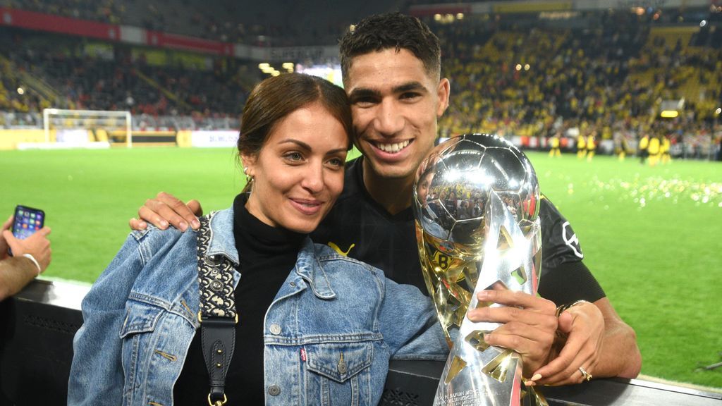 Hiba Abouk apoya a su pareja, Achraf Hakimi, tras ganar una copa en 2019