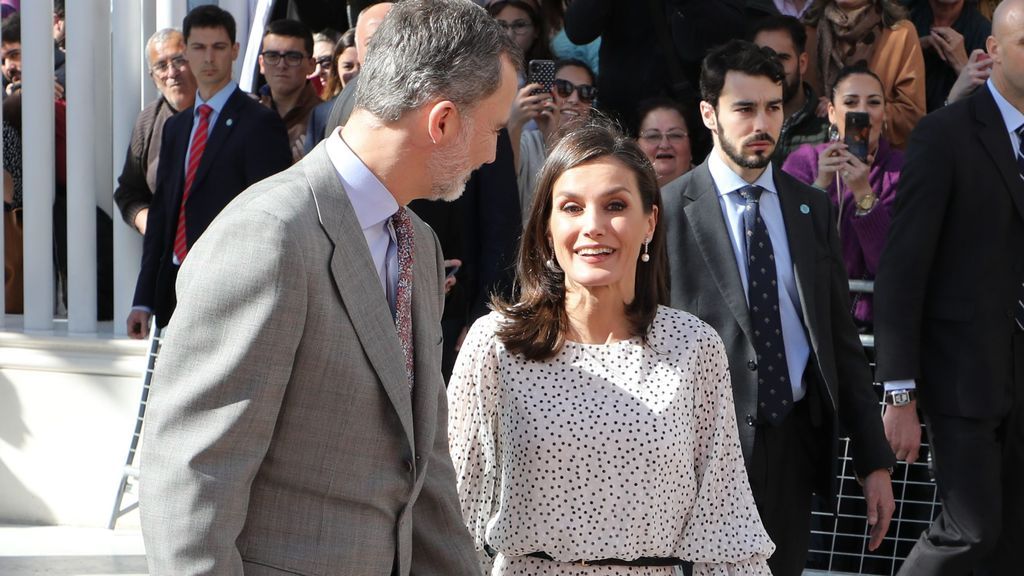 Espontaneidad 'royal': Letizia se salta el protocolo en un acto institucional en Almonte