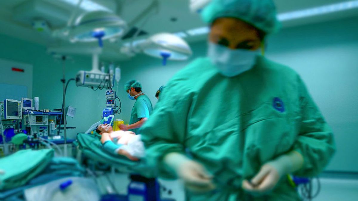 Condenan a un cirujano plástico que abandonó a una paciente en el postoperatorio tras elevarle los senos Condenan a un cirujano plástico que abandonó a una paciente en el postoperatorio tras elevarle los senos