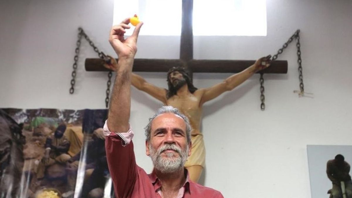 Arturo Pérez- Reverte llama miserable a Willy Toledo pero defiende su derecho a blasfemar