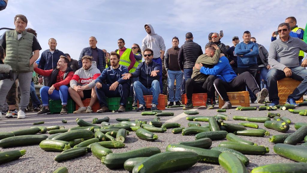 Los agricultores cortan decenas de carreteras