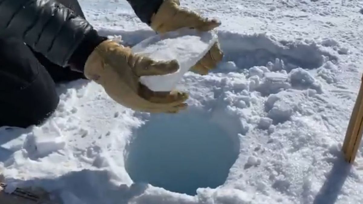 Sonido inesperado al tirar un bloque de hielo por un agujero en la Antártida de 90 metros