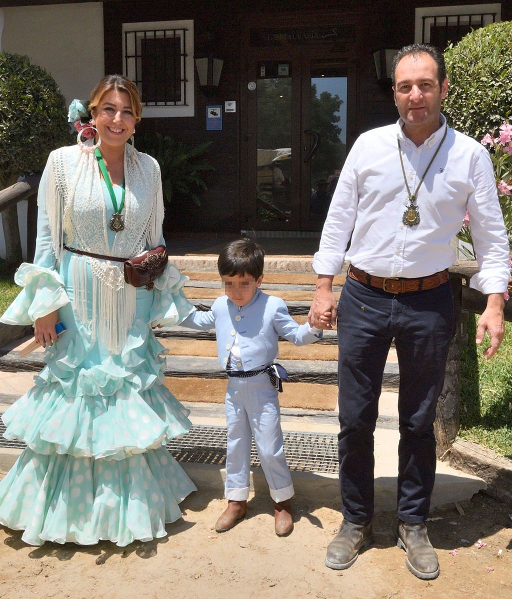 Susana Díaz, su marido y su primer hijo disfrutan del Rocío (2019)