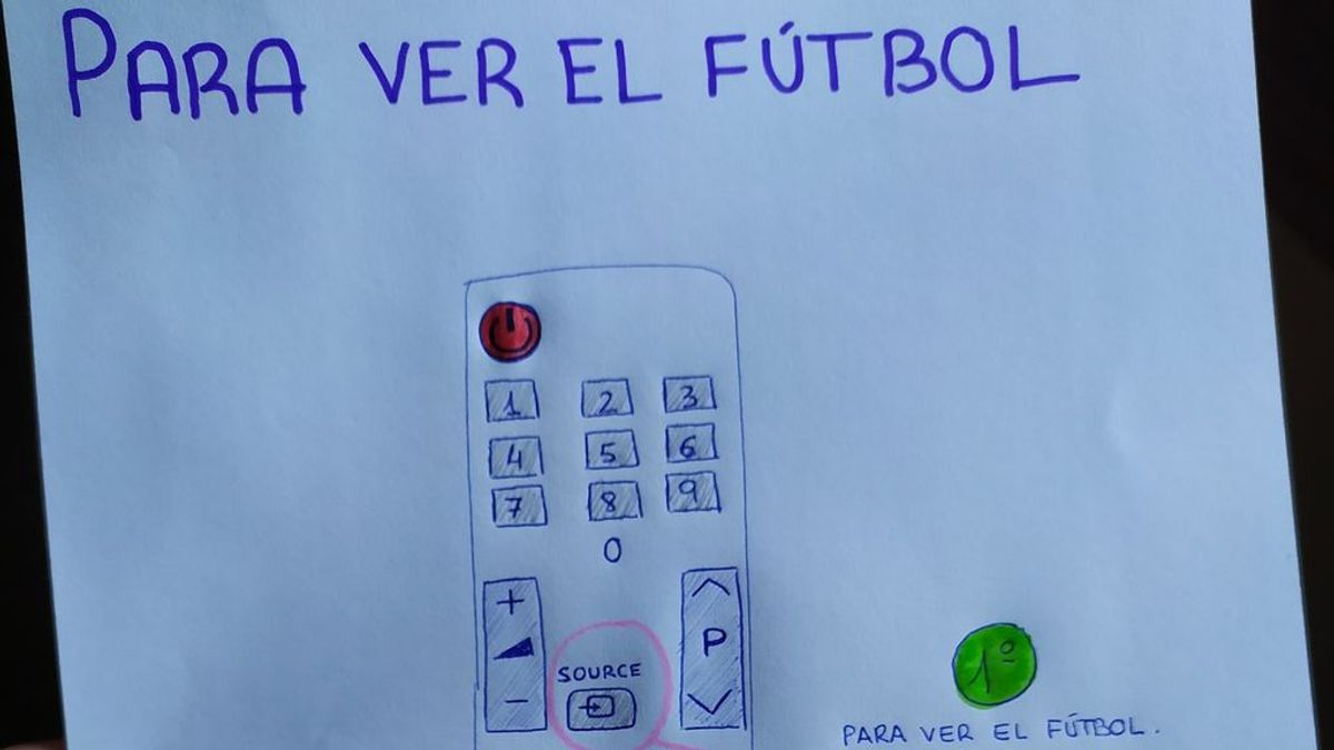 Un nieto le dibuja a su abuelo las instrucciones para que pueda ver el fútbol en la televisión