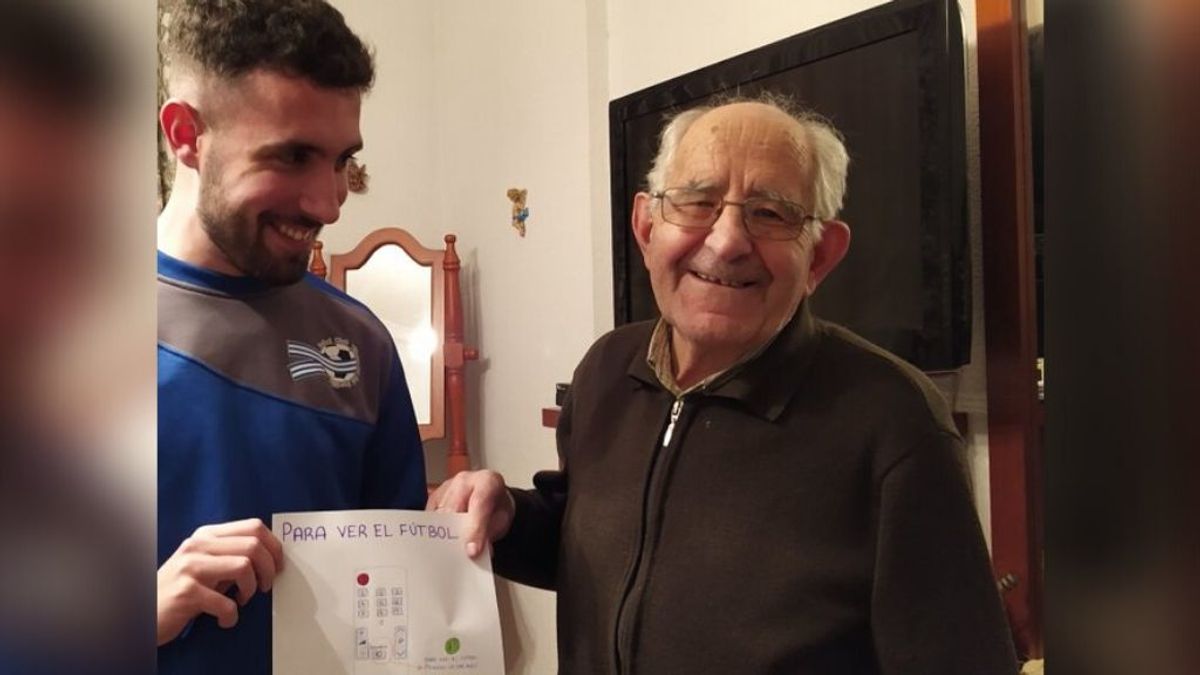 Contra la brecha generacional: un nieto enseña a su abuelo con un dibujo cómo ver el fútbol en la tele Contra la brecha generacional: un nieto enseña a su abuelo con un dibujo cómo ver el fútbol en la tele