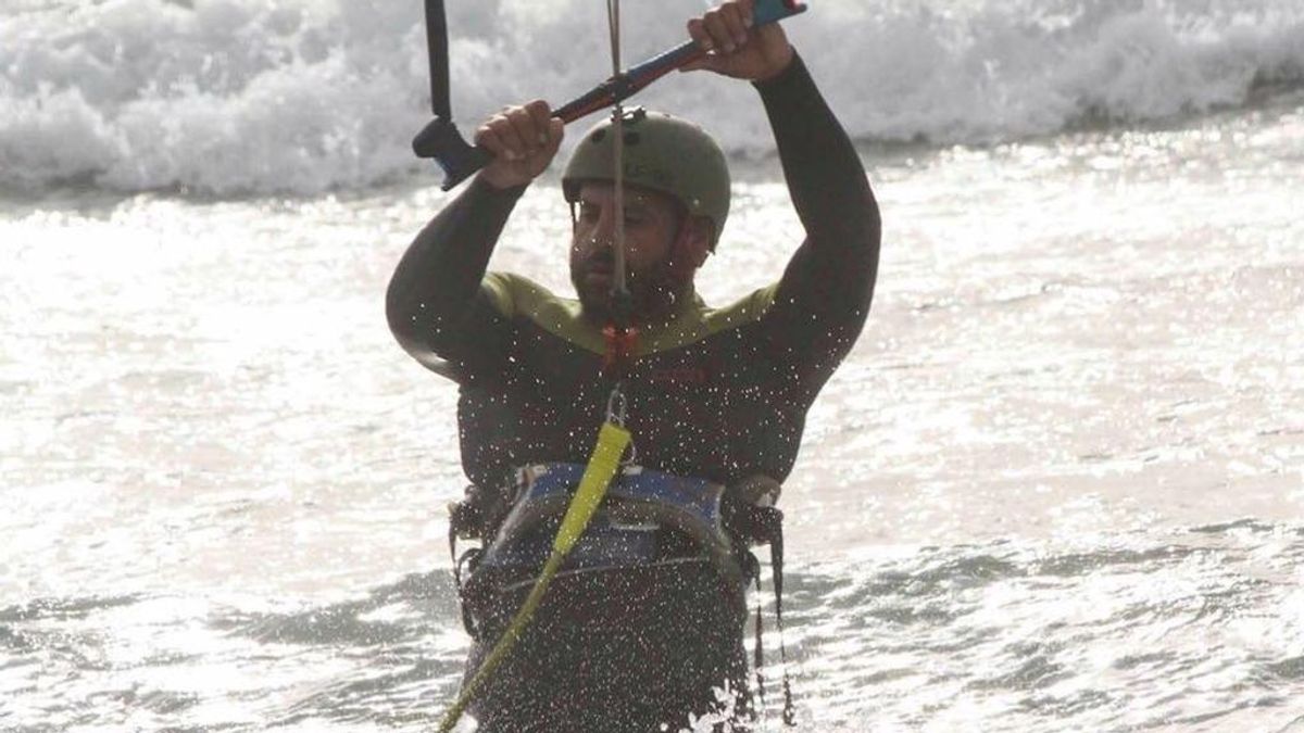 Muere un profesor de kitesurf tras rescatar a dos alumnos que tenía problemas en el agua