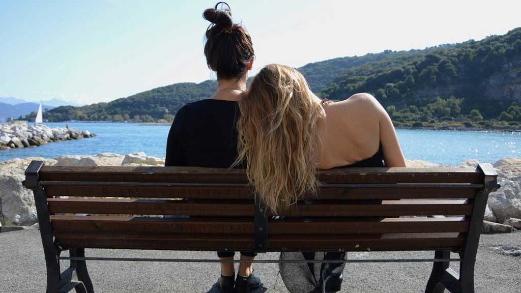 Imagen de dos mujeres mirando al mar
